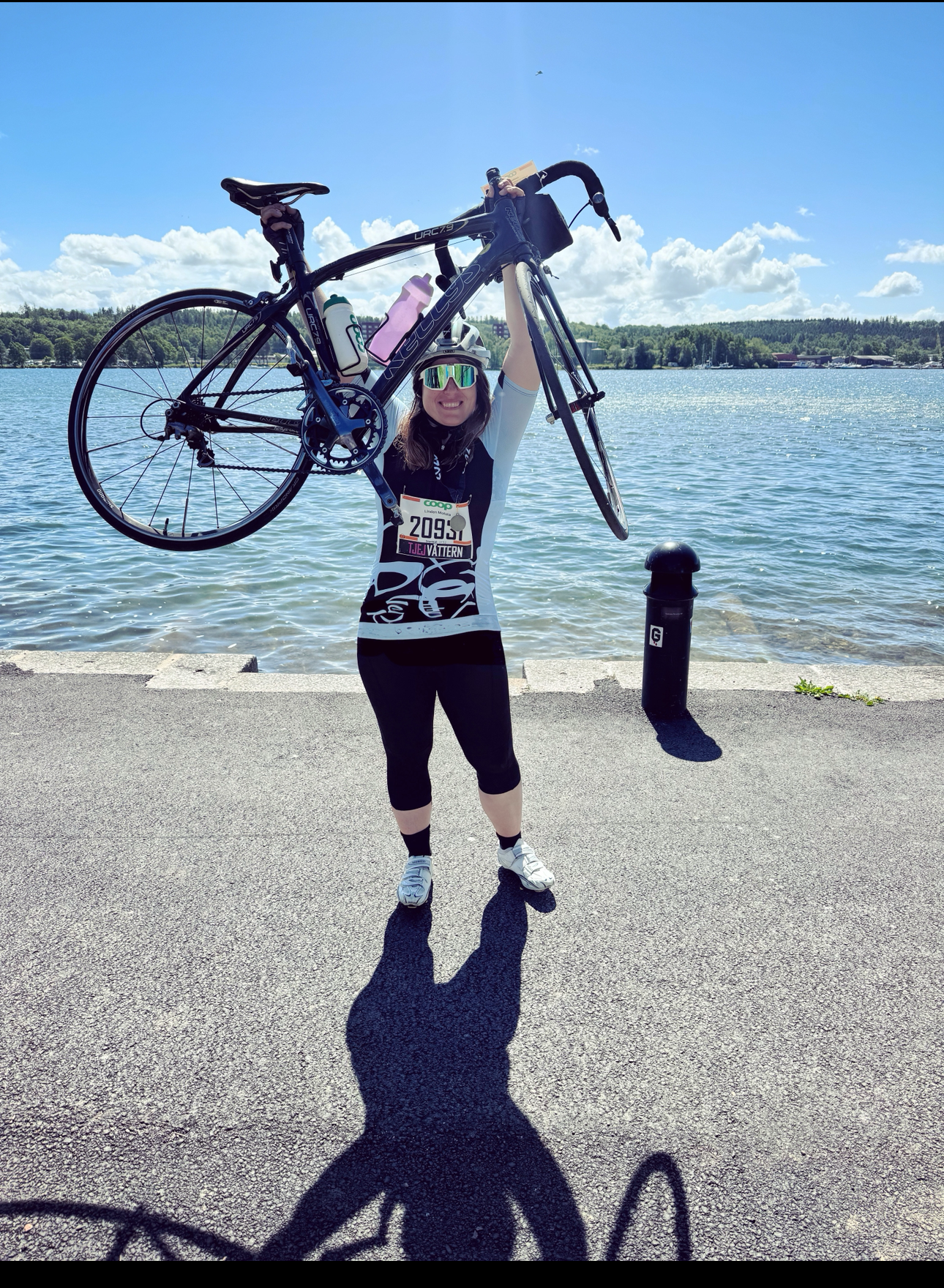 Jannika efter Tjejvättern med sin cykel ved vandet.